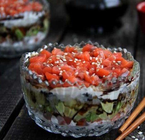 Салат с красной рыбой: ленивые суши