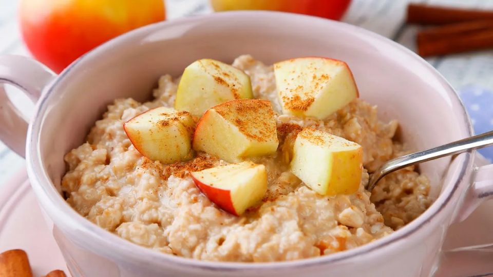 Аромат утра: ячневая каша с яблоками и корицей, которая зарядит день