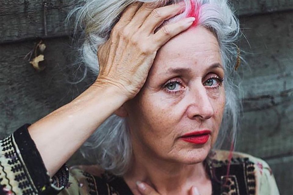 9 привычек в одежде после 50, которые выдают старомодность (и как мягко исправить)