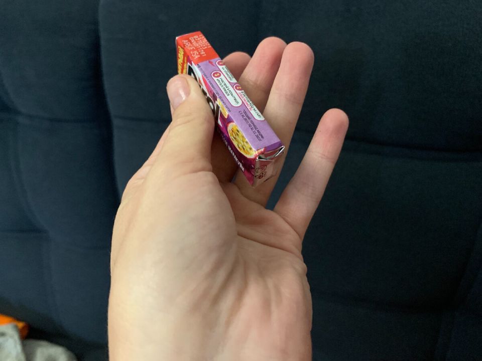 Неожиданный способ удаления жвачки с мебели и волос: проверьте, как это работает