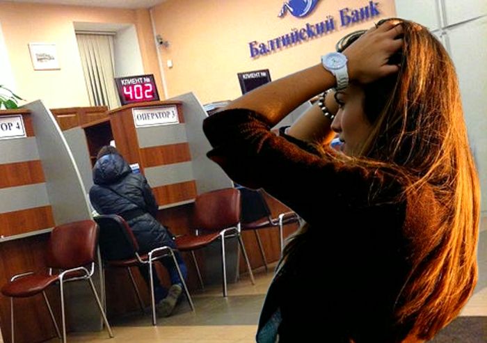Девушка борется за свои деньги: как банк выдал вклад мошеннику